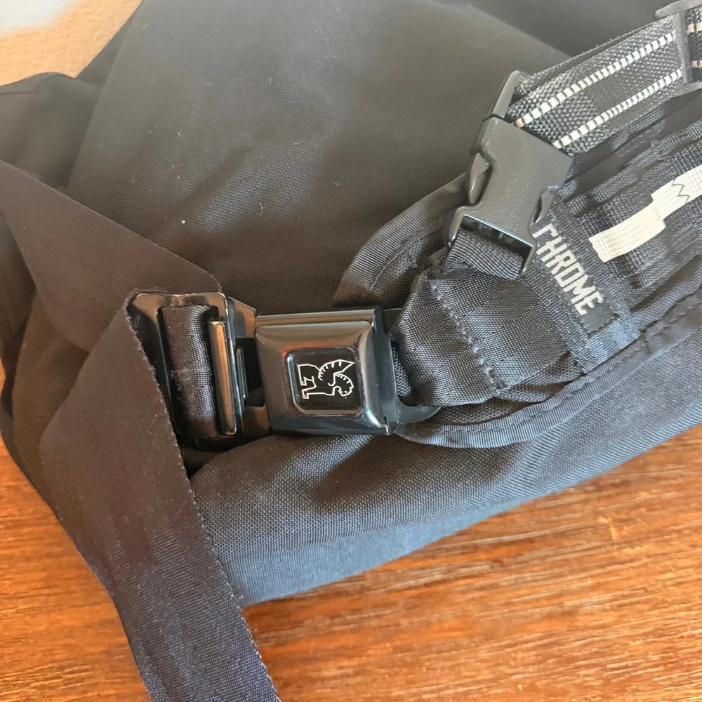 Chrome Citizens Messenger Seatbelt Buckle Bag Black Large Weatherproof Y2K